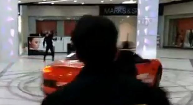 Russia, ex sindaco gira in Ferrari nel centro commerciale e sfugge alle guardie