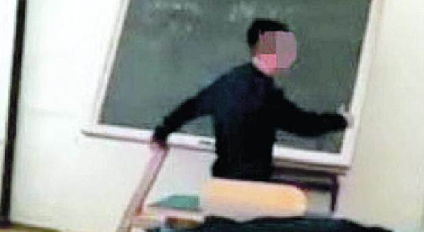 Velletri, studente minaccia prof in classe: «Ti sciolgo nell'acido», il video finisce in rete