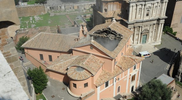 Roma, crolla il tetto della chiesa: il giallo del restauro del 2014