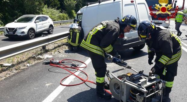 Ancona, schianto tra un furgone e un tir carico di benzina: un ferito