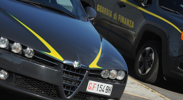 Napoli, la Finanza tassa 17 criminali e recupera 400mila euro