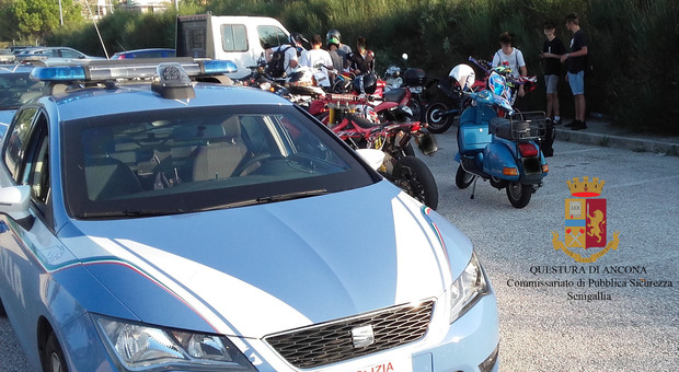 I minorenni fanno prove di velocità con le moto: interviene la polizia