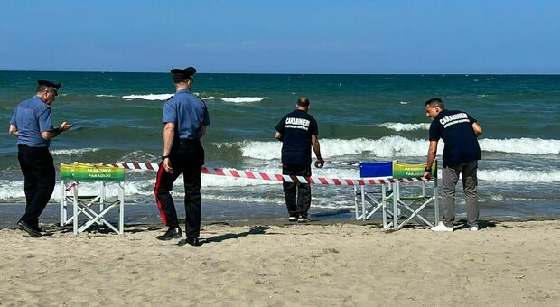 Bambino di 6 anni muore annegato mentre gioca con gli amichetti in mare: tragedia al centro estivo. Il bagnino: «Forse un malore»