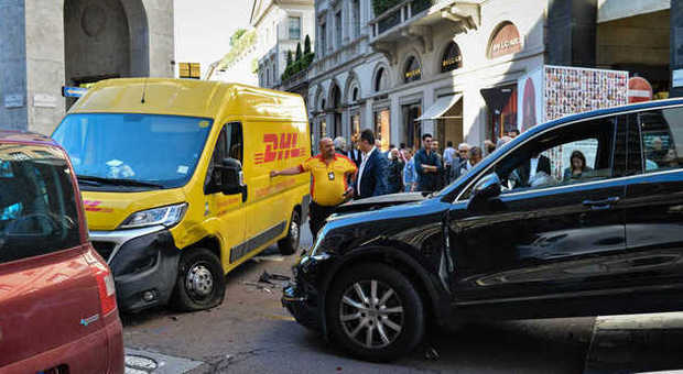 Si schianta col Suv Porsche contro un furgone in via Montenapoleone: traffico impazzito -Guarda