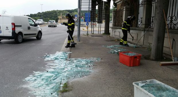 Porto San Giorgio, vetri in strada Disagi sulla Statale Adriatica