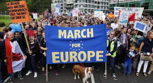Marcia anti Brexit a Londra: migliaia si mobilitano per «restare» nella Ue