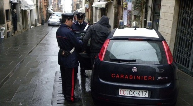 Roma, ruba lo smartphone a un negoziante: tunisino arrestato a Tor Tre Teste