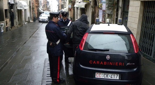 Roma, ruba 10 chili di carne e li nasconde nello zaino: arrestato commesso di una macelleria