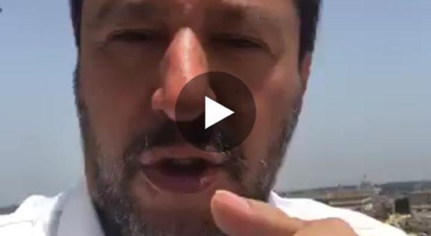 Matteo Salvini: «Camilleri dice che io con il rosario faccio vomitare? Scrivi che ti passa»