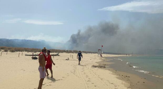 Vasto, scoppia maxi incendio: le fiamme minacciano la spiaggia