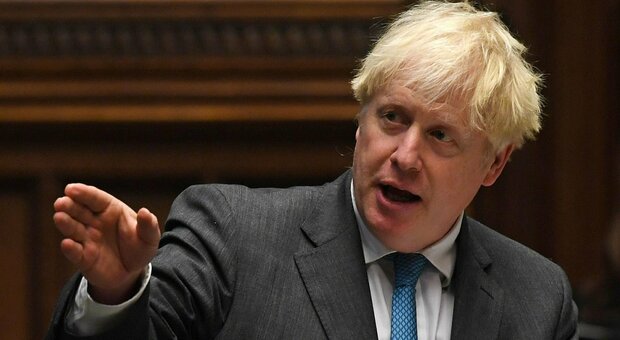 Boris Johnson, stipendio dimezzato a sole 150mila sterline l'anno: «Non riesce più a pagare la tata»