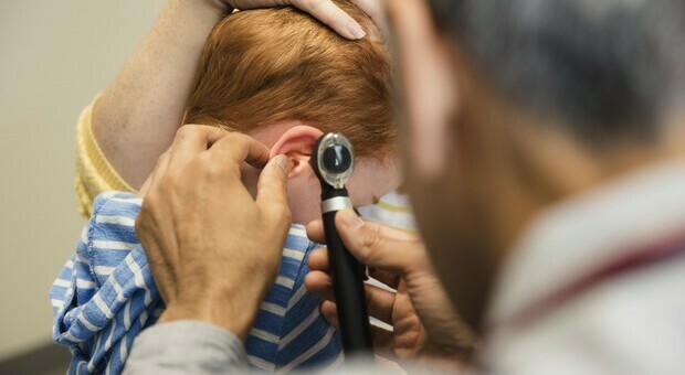 Bimbo di dieci mesi sordo per la meningite: tornerà a sentire grazie a un «orecchio bionico»