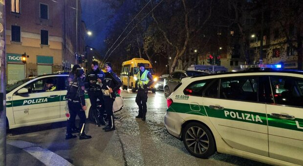 Ciclista investito e ucciso a Milano, la vittima aveva 37 anni. «L'auto è passata con il rosso»