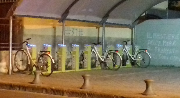 Pomigliano, selle strappate dalle biciclette della postazione bike sharing di via Miccoli