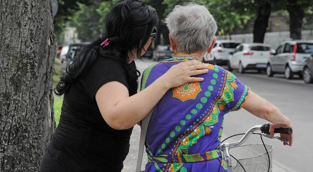Truffe agli anziani con la tecnica dell'abbraccio: presa coppia di romeni