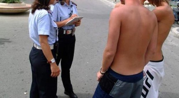 Ordinanza ad Agropoli: vietato girare in strada a torso nudo