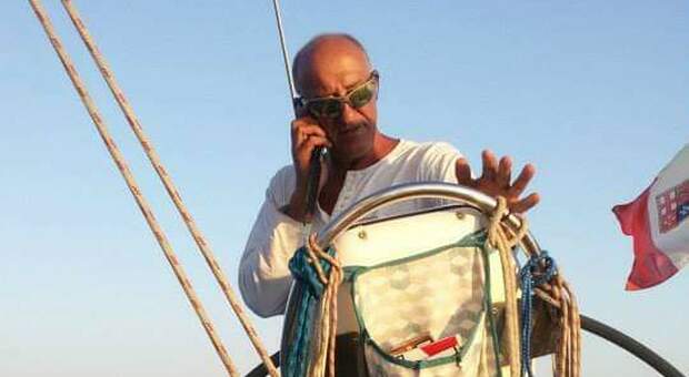 Claudio Farroni, 64 anni, cardiologo, al timone di una barca a vela, la sua grande passione