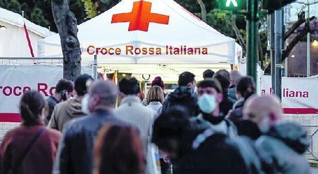 Roma, stranieri non vaccinati: task force per trovarli. Hub chiusi da agosto `