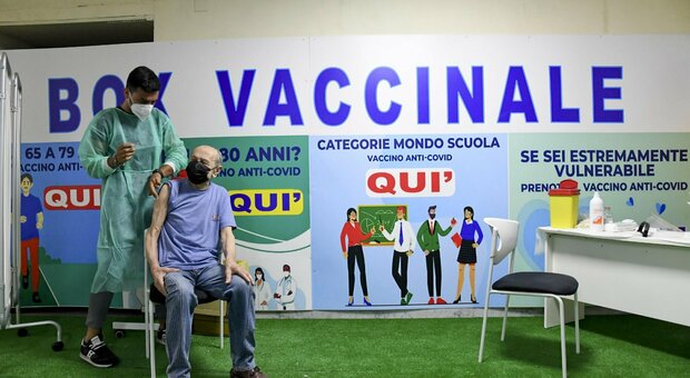 Vaccini, a Napoli 750 dubbiosi si convincono grazie alla telefonata dell'Asl