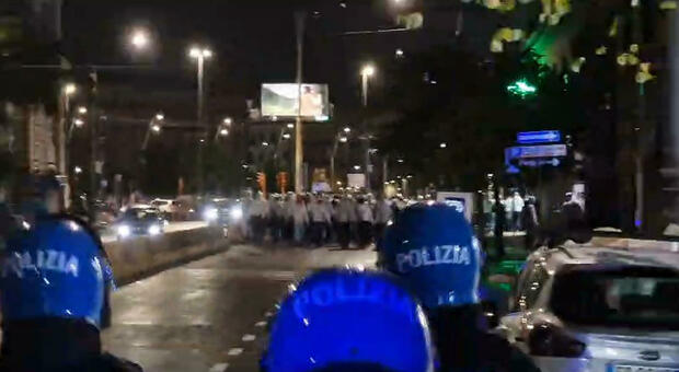 Napoli, scontri fra ultras Union Berlino e polizia: vetrine distrutte e fumogeni. Allerta per l'arrivo di altri tifosi in città