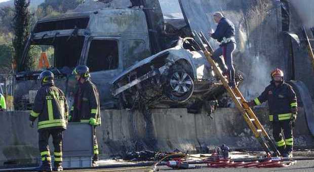 Autostrada A11 riaperta dopo l'incidente costato la vita a un uomo, morto tra le fiamme