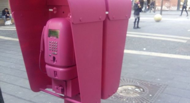 Attrazione nei pressi di via Toledo: ecco la cabina telefonica rosa