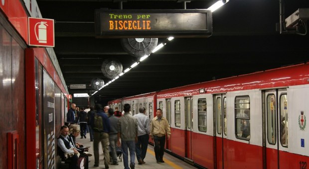 La metro arriva troppo veloce in stazione, frenata violenta: 4 passeggeri feriti