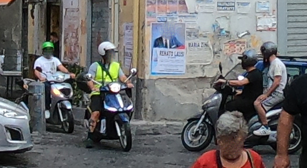 I lavori-beffa di porta San Gennaro a Napoli, inutili i dissuasori anti scooter: «Passano come e più di prima»