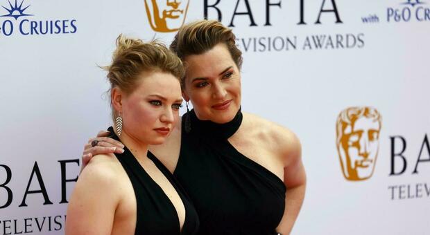 Kate Winslet vince i Bafta, le lacrime per la figlia Mia che ha recitato con lei: «Se potessi lo taglierei a metà»