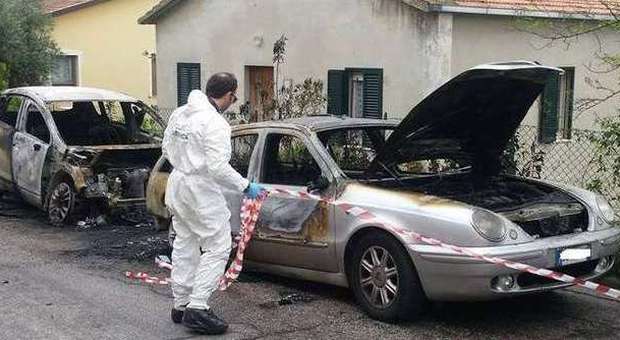Civitanova, due auto in fiamme all'alba Gli investigatori non escludono il dolo