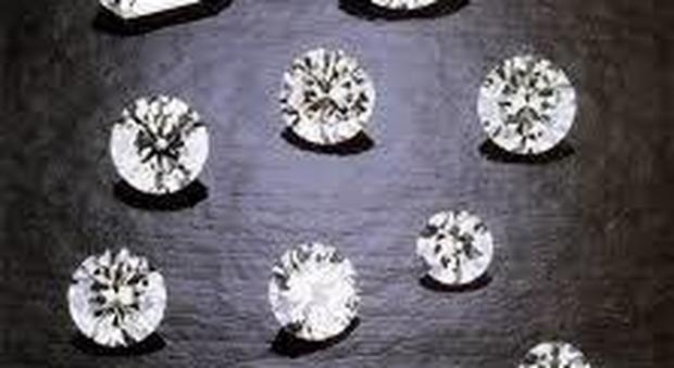 Diamanti falsi venduti in piazza