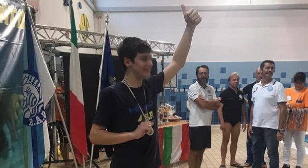 Riccardo Lucangeli, più forte dell'autismo: a 16 anni diventa campione italiano di nuoto pinnato