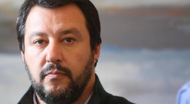 «Salvini mandante degli omicidi razzisti», la scritta choc. E lui risponde su Twitter: «Mi fate pena»
