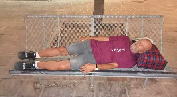 Dorme su una panchina e vive di stenti, una gara di solidarietà per Alessandro. Offerti pasti caldi e un lavoro