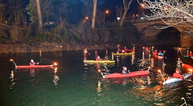 I Babbo Natale in canoa sul Tevere, una delle precedenti edizioni