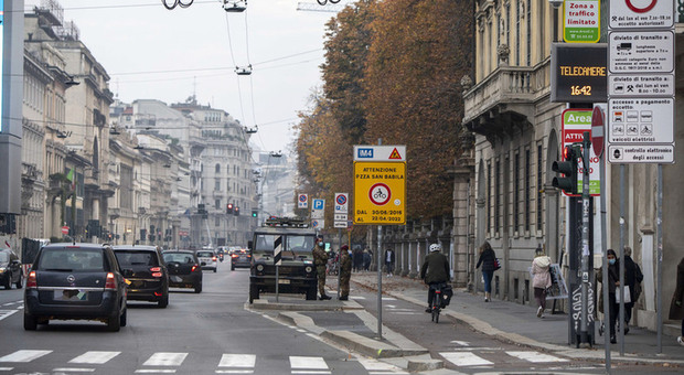 Milano, l'annuncio di Sala: «Dal 2024 stop al traffico privato in centro»