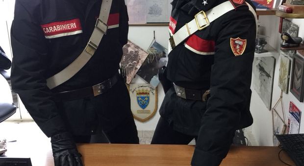 Il coltello sequestrato dai carabinieri