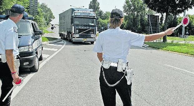 Camionisti scellerati: 15 ore di fila alla guida del tir grazie alla calamita
