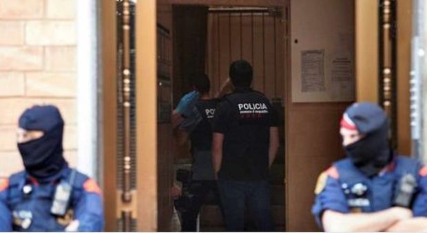 Algerino grida «Allah Akbar» in una stazione di polizia vicino Barcellona: ucciso