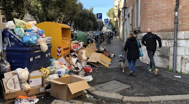 Roma e l'allarme del New York Times: «Rischia di diventare una discarica»