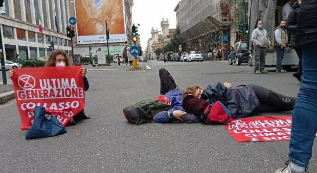 Roma, giovani manifestanti bloccano il traffico: «non sappiamo più come salvare l'Italia dal collasso climatico»