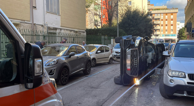 Lecce, si ribalta con l'auto nel traffico: distrutte le vetture parcheggiate