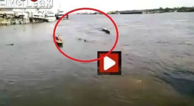 Due ragazzi annegano nel fiume, due barche rifiutano il soccorso | Video