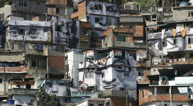 Gps li porta per errore nella favela, due romani feriti a Rio: presi a colpi di fucile