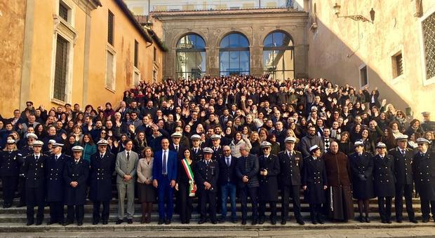 Roma, il Comune assume 500 nuovi agenti nella Polizia Locale. Raggi: «Diamo certezze ai giovani»
