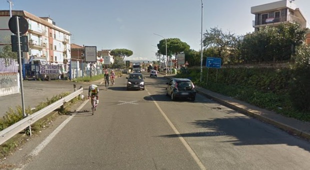 Roma, donna trovata morta su un marciapiede: forse è stata investita