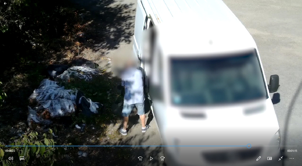 Un fermo immagine del video delle fototrappole diffuso dal Comune durante la presentazione dei dati sugli abbandoni