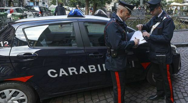 Rapina una tabaccheria e fugge, ma la famiglia lo consegna ai carabinieri