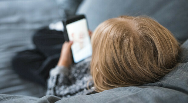 Vamping, allarme dei pediatri: ragazzi svegli tutta la notte connessi online