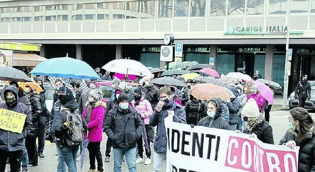 Vento, pioggia e proteste: sono cento gli irriducibili